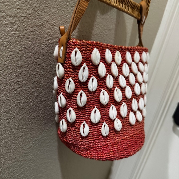 Aranaz  Kaia Puka Shell Top Handle Bucket Bag - SHOULDER STRAP IS MISSING - Picture 8 of 9